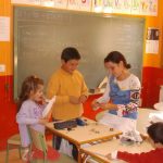 Alumnos pidiendo un prestamo al banco