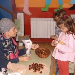 Alumnas comprando castañas