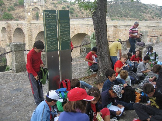 Al lado del Puente Romano de Alcántara Al lado del Puente Romano de Alcántara