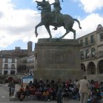 Bajo la estatua de Pizarro